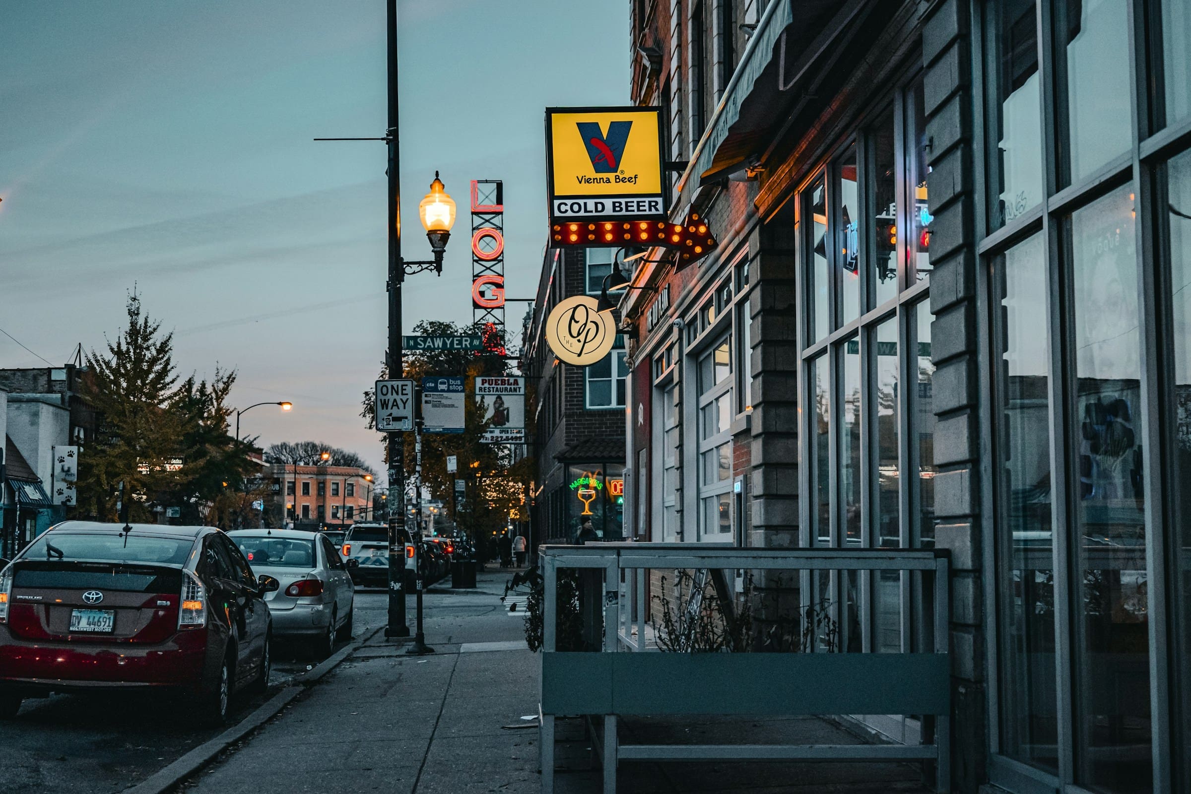 An image of Logan Square in Chicago.
